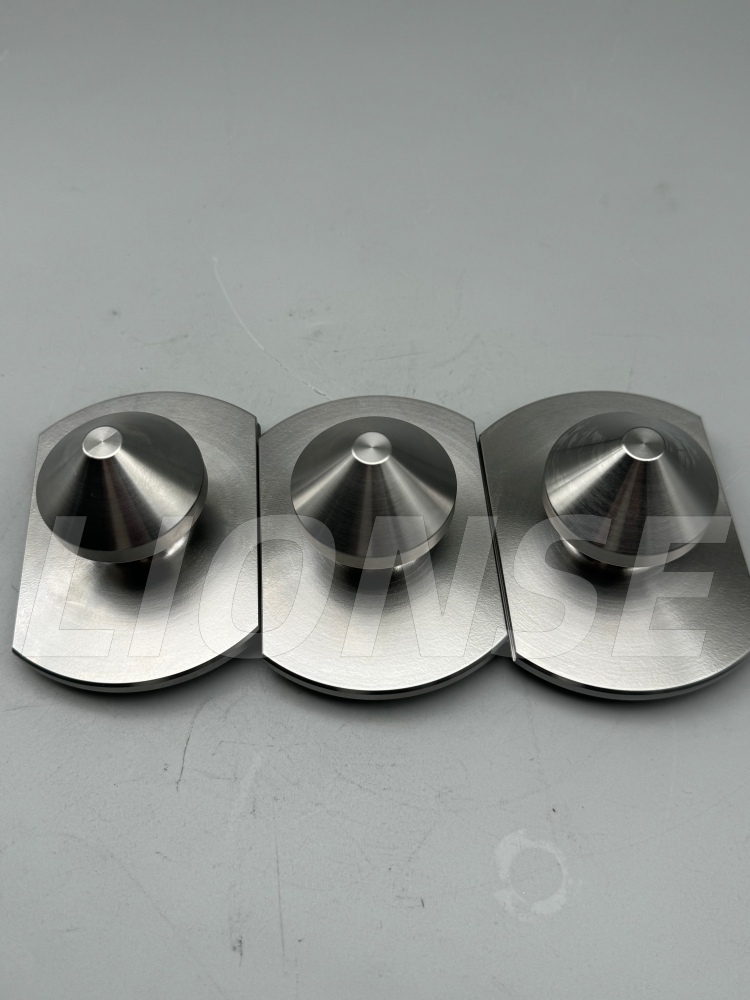 Gainazal konikoa kokatzea tira-zuloa