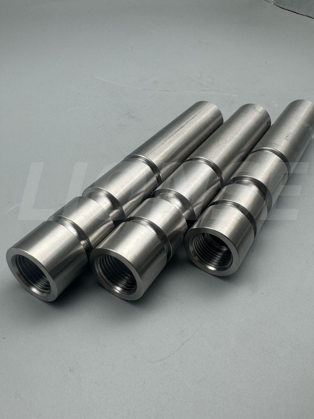 Titaniozko 5. mailako ardatza NC torneaketarekin